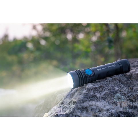 Lanterna cu raza lunga de actiune de la Olight Seeker 4 premium, led-box.ro