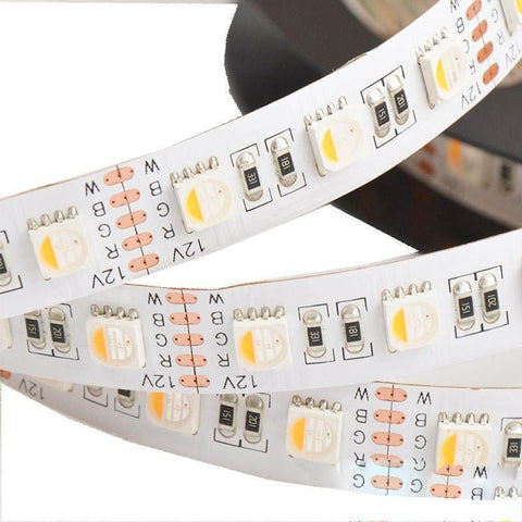Banda LED 24V RGBW 4 în 1 în funcțiune, afișând lumină alb cald uniformă și continuă, ideală pentru ambient rezidențial sau comercial.