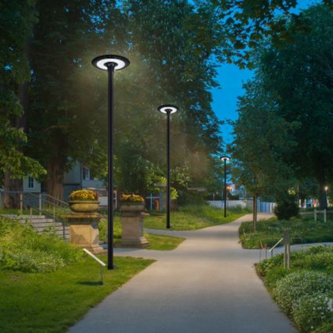 Felinar LED 120W în funcțiune noaptea, luminând o alee pietonală led-box.ro