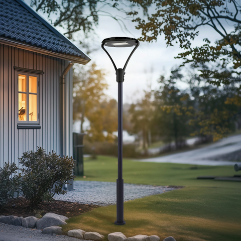 Felinar LED de 60W în funcțiune noaptea, iluminând eficient o alee langa casa, led-box.ro