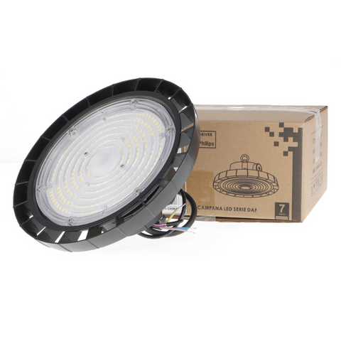 Lumină LED high-bay UFO 120W montată pe tavan depozit logistic sau hale productie