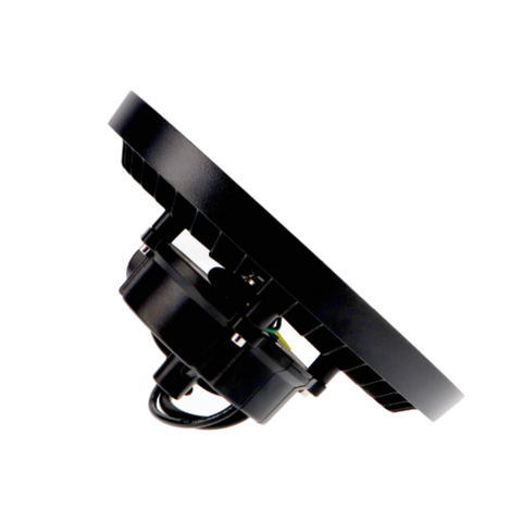Iluminat profesional cu LED UFO 100W pentru spații industriale vedere laterală a carcasei robuste.