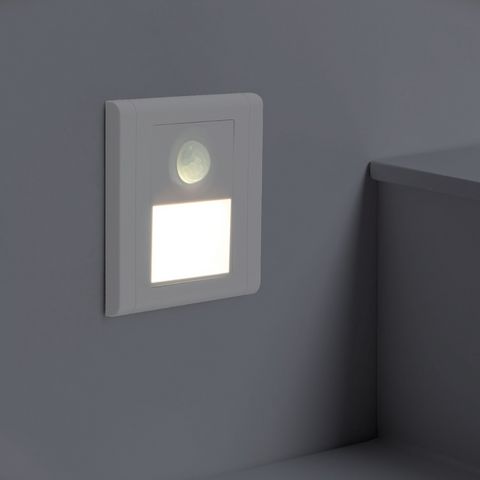Lampă LED de orientare albă 1.2W montată pe perete, cu senzor de mișcare integrat