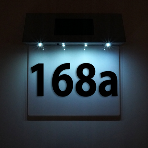Lampa solara cu numar de casa aprinsa pe timpul noptii led-box.ro