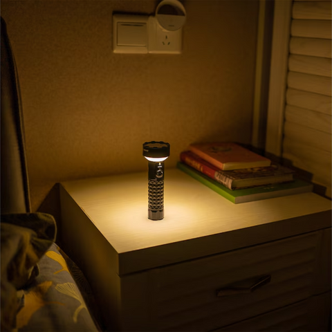 Lanternă LED Olight Prowess cu funcție de iluminare ambientală 360°