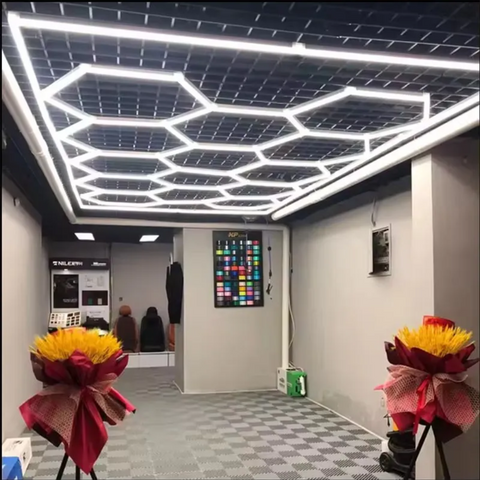 Tavan artistic cu structură LED hexagonală HoneyComb 600W în hol de hotel