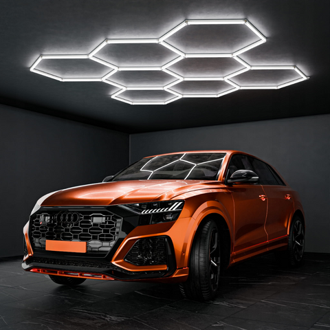 Corp de iluminat LED honeycomb, 8 module hexagonale, utilizat într-un showroom auto, led-box.ro