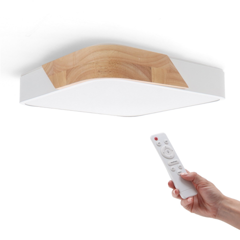 Detaliu ramă lemn natural plafonieră LED pătrată
