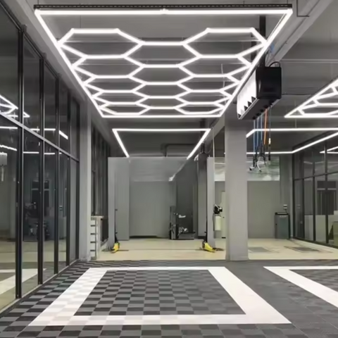 Sistem de iluminat LED HoneyComb 600W instalat într-un showroom auto