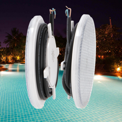 Detaliu al spotului LED Osram 25W, cu difuzor transparent și cablu de 1,8 metri.
Imagine frontală a spotului RGB PAR56 IP68, cu carcasă din aluminiu.
Spot LED 12V AC/DC, submersibil, în aplicație reală într-o piscină rezidențială.
Reflexii colorate generate de spotul LED RGB 25W pe suprafața apei.
Vizualizare laterală a spotului LED Osram