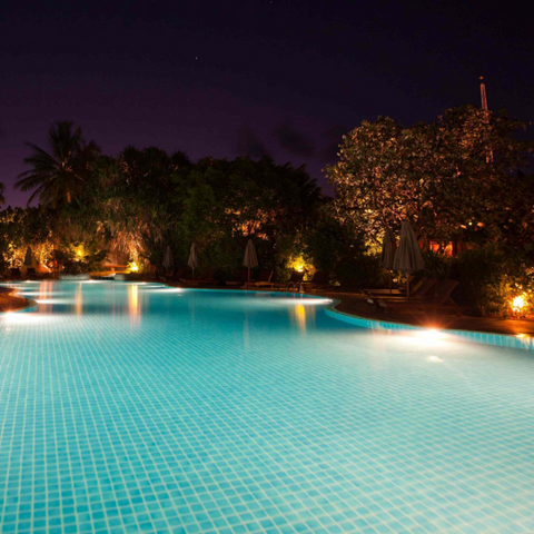 Spot LED 12V AC/DC, submersibil, în aplicație reală într-o piscină rezidențială.