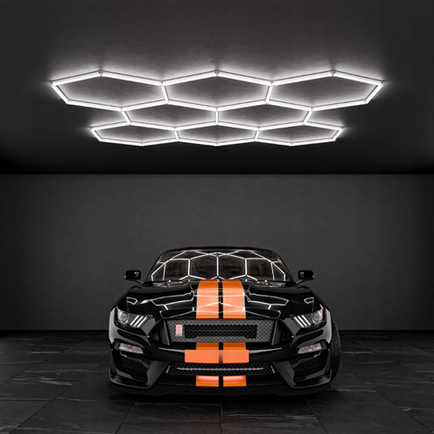Panou LED honeycomb cu 8 hexagoane, 280W, lumină rece, montat într-un showroom modern, led-box.ro