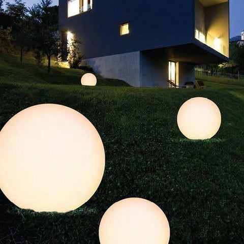 lampa sferica alb, bila luminoasa 35cm, iluminat gradina, lampa glob, corpuri iluminat terasa, glob iluminat gradina, lampi pentru terase, iluminare curte, lampi gazon, lampi globuri, lumini pentru terase, iluminat curte si gradina, bile luminoase gradina, lampi de terasa, led-box.ro