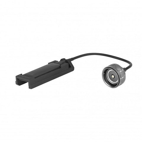 Conector magnetic USB atașat la lanterna LED Olight Odin