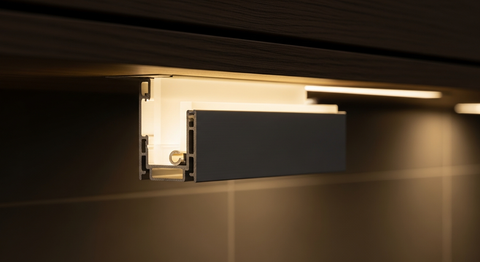Profil aluminiu banda LED montat sub dulap bucatarie