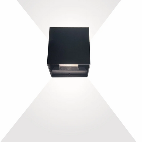  Aplica LED neagră cu design modern, corp compact și unghi reglabil