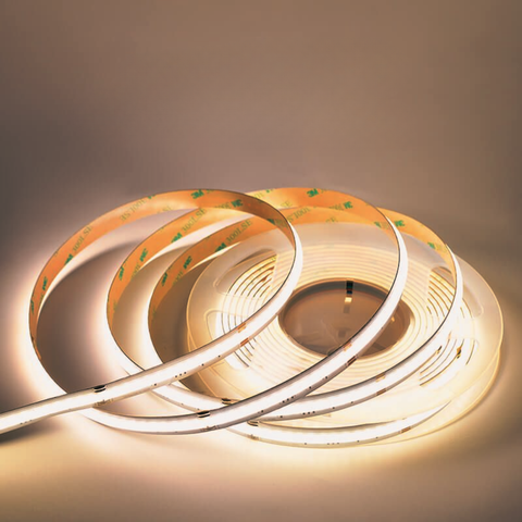 bandă LED RGBW COB montată în living modern