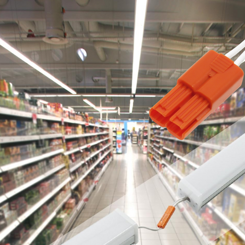 Cablul de 2 metri instalat între două corpuri LED liniare într-un spațiu comercial led-box.ro