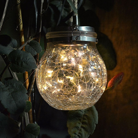 Vedere de aproape a globului din sticlă texturată al unei lămpi solare LED, led-box.ro
