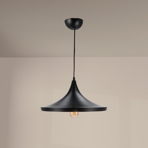 Vedere de aproape lampă Lenn, lumină caldă și reflexie aurie
