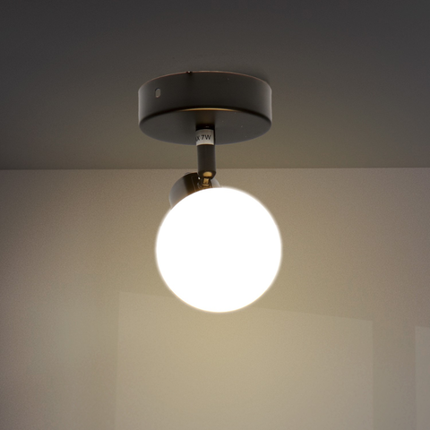 Iluminat ambiental în living cu difuzor sferic opal