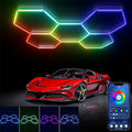 Lampă LED hexagonală RGB montată pe perete deasupra unui automobil sport
