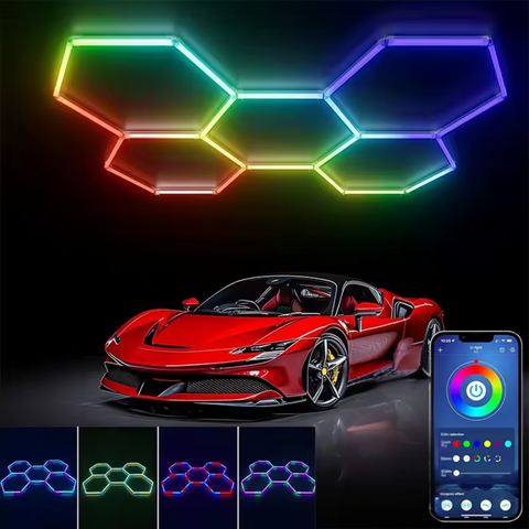 Lampă LED hexagonală RGB montată pe perete deasupra unui automobil sport

