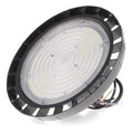 Lampă industrială LED UFO 120W suspendată în hală, cu carcasă neagră din aluminiu led-box.ro

