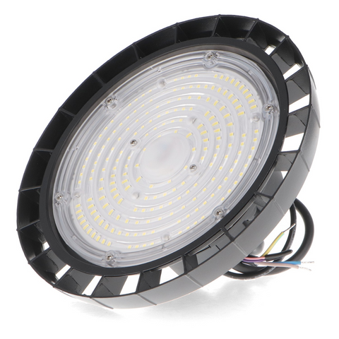 Lampă industrială LED UFO 120W suspendată în hală, cu carcasă neagră din aluminiu led-box.ro

