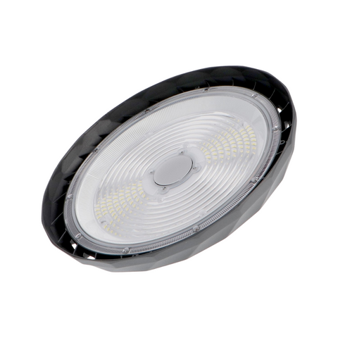 Lampă profesională LED UFO 150W montată într-un spațiu industrial cu tavan înalt led-box.ro