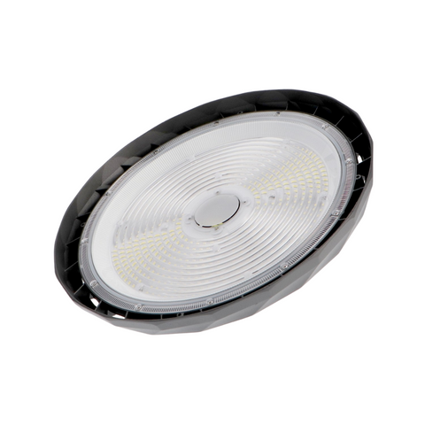 Lampă profesională LED UFO 200W montată într-un spațiu industrial cu tavan înalt