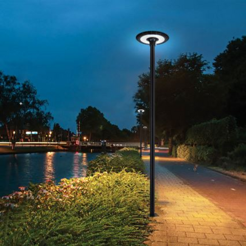 Lampă LED montată pe stâlp într-un parc, ideală pentru alei și grădini led-box.ro
