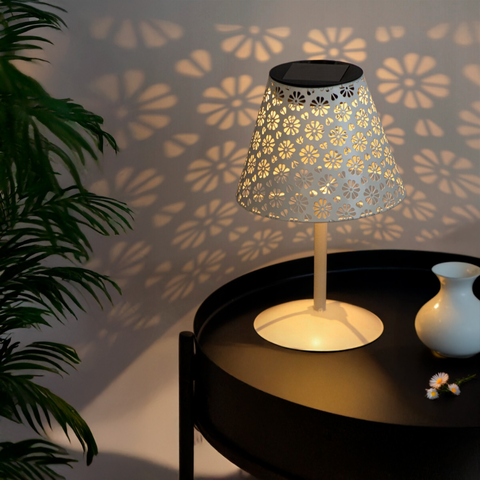 Lampă LED solară albă cu design floral perforat pentru terasă
