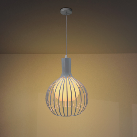 Lampă suspendată Carol alb mat cu structură metalică aerisită și difuzor opal.