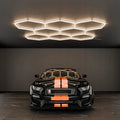Panou LED honeycomb cu 8 hexagoane, 280w lumină neutra, montat într-un showroom modern, led-box.ro
