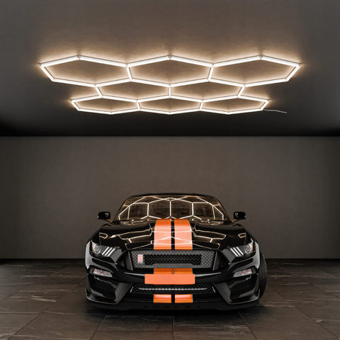 Panou LED honeycomb cu 8 hexagoane, 280w lumină neutra, montat într-un showroom modern, led-box.ro
