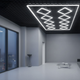 Panou LED Hexagonal Romb 510 W montat pe tavan într-un showroom modern
