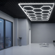 Panou LED HoneyComb 600W iluminând un tavan cu design geometric modern