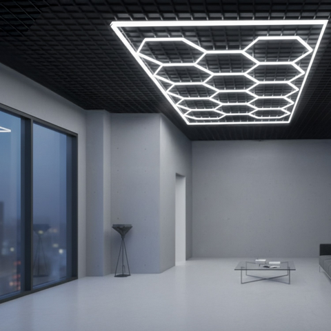 Panou LED HoneyComb 600W iluminând un tavan cu design geometric modern