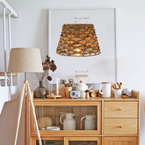 Pendul Cíes ratan proiectează umbre decorative