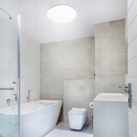Plafoniera E27 albă Ø255mm montată pe tavan într-o baie modernă
