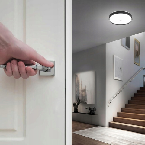 Plafoniera FILO 18W aprinsă cu lumină neutră 4000K în hol

