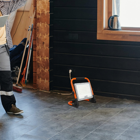 Detaliu proiector LED cu stativ metalic reglabil