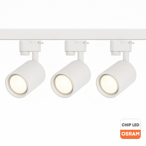Set modern cu șină albă și 3 proiectoare Diamond, fiecare dotat cu bec LED GU10 Osram 10W, ideal pentru iluminat interior.
