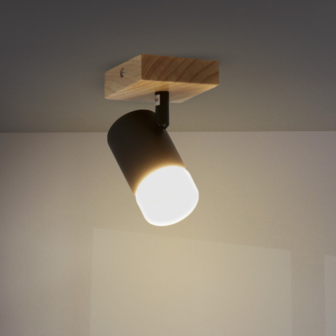 spot negru orientabil cu bază din lemn montat pe tavan