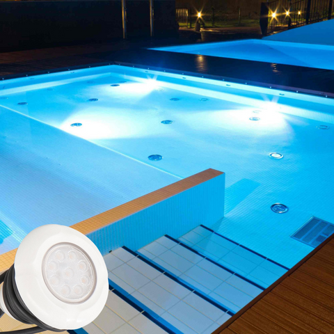 Detaliu tehnic cu montajul spotului LED IP68 în perete din beton pentru piscină.