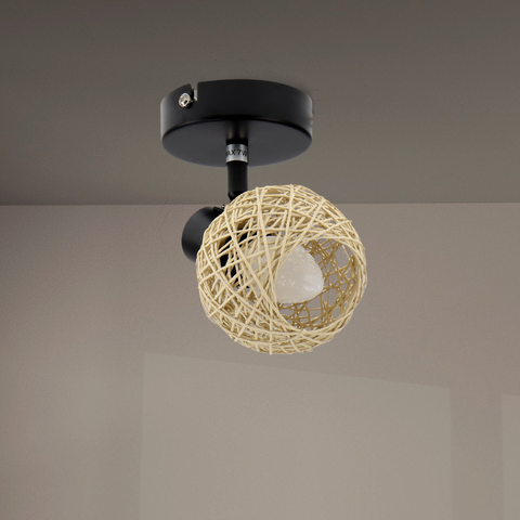 Spot tavan finisaj negru cu abajur din ratan natural iluminat
