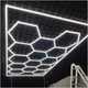 Structură LED hexagonală HoneyComb 600W montată într-un birou open-space