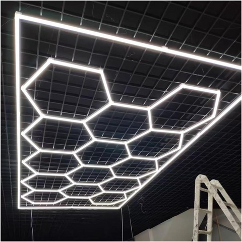 Structură LED hexagonală HoneyComb 600W montată într-un birou open-space