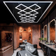 Panou LED HoneyComb 510 W iluminând un salon de coafura